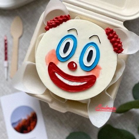 Soulmate Bento Cake Funny, Funny Bento Cake, Cute Bento Cake, Bento Cake Ideas, Doodle Cake, Cake Bento, Clown Cake, Friends Birthday Cake, Ugly Cakes