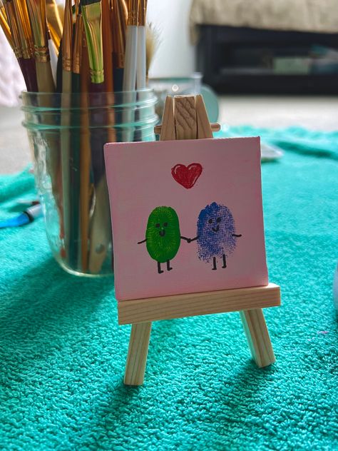 Thumb Couple Painting, Thumb Painting For Friends, Finger Print Art Couple, Thumbprint Couple Art, Couples Finger Painting, Hand Paintings For Couples, Thumbprint Art Couple, Paint Couple Ideas, Thumb Heart Painting