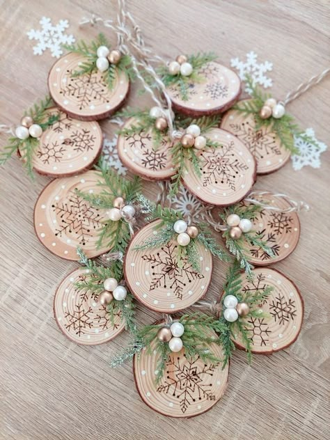 Rustic Christmas Ornaments, Home Decor Wood, Wood Burning Crafts, Christmas Wood Crafts, Wood Slice Ornament, Gift Toppers, Wood Christmas Ornaments, Christmas Ornament Crafts, Christmas Wood