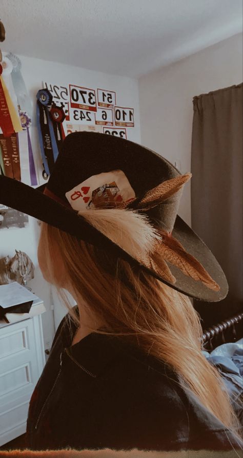 Cowboy Hat Design, Foto Cowgirl, Custom Cowboy Hats, Casual Goth, Cowgirl Look, Casual Country Outfits, Estilo Country, Western Wear Outfits, Looks Country