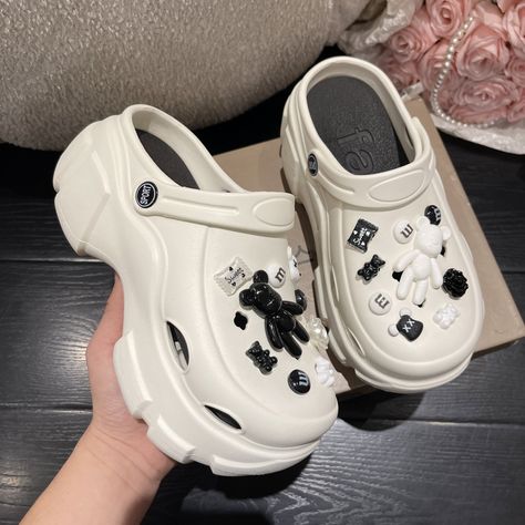 Crocs aesthetic// white crocs with charm// white crocs for girls Crocs Accessories Ideas, Xiao Hong Shu Crocs, Aesthetic Crocs Charms, Douyin Crocs, Xiaohongshu Crocs, Platformed Crocs, Croks Slipper Aesthetic, Platform Crocs Aesthetic, Korean Crocs