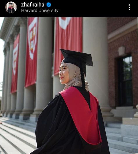 Harvard student inso hijabi zhafira aqyla Harvard Medical School Graduation, Harvard Uni, Professional Profile Pictures, Dream University, Pink Academia, Passion Work, Harvard Graduate, Medical School Graduation, Graduation Poses