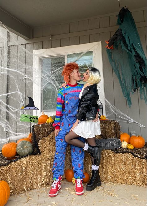 Holloween Costume Ideas Couple Scary, Chuckie Couple Costume, Chuckie And Bride Costume Couple, Halloween Chucky And Tiffany, Chucky Couples Halloween Costume, Horror Film Couples Costumes, Cute Couple Ideas For Halloween, Couples Halloween Outfits Scary, Chunky And Tiffany Costume Couple