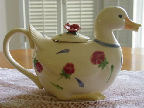 Duck teapot Cool Tea Pots, Teapots Aesthetic, Creative Teapots Ceramics, Teapot Clay Ideas, Cute Teapot Ceramic, Cool Teapots, Ceramics Tea Set, Clay Teapots Ideas, Cute Teapots