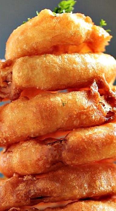 Fried Onion Rings Recipe, Battered Onion Rings, Beer Battered Onion Rings, Onion Rings Recipe, Homemade Fries, Beer Battered, Food Lab, Beer Batter, Onion Recipes