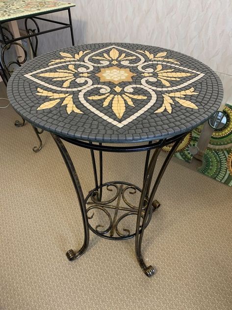 Mosaic Table Top Designs, Mosaic Patio Table, Mosaic Medallion, Mosaic Tiles Crafts, Mosaic Furniture, Mosaic Table Top, Mosaic Art Projects, Mosaic Tile Art, Tile Crafts