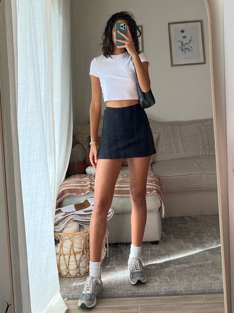 Black Mini Skirt Outfit Summer, White Mini Skirt Outfit, Mini Skirts Outfits Summer, Black Mini Skirt Outfit, Skirt Outfit Casual, Fitness Influencer, Skirt Outfit Summer, Skirt Outfits Summer, Black Skirt Outfits