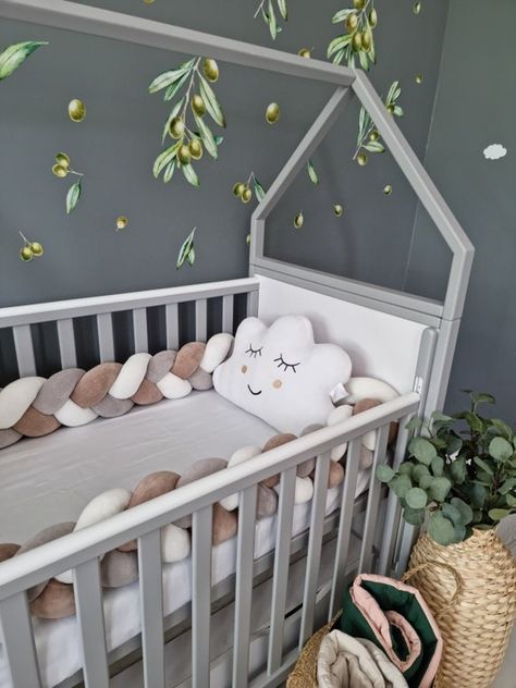 Our new! A set of sides in the crib: braided crib bumper + pillow cloud 👶 Braided Crib Bumper, Baby Cot Bumper, Cot Bedding Sets, Crib Pillows, Crib Accessories, Baby Crib Bumpers, Bumper Pads For Cribs, Baby Cot Bedding, Baby Bedding Set