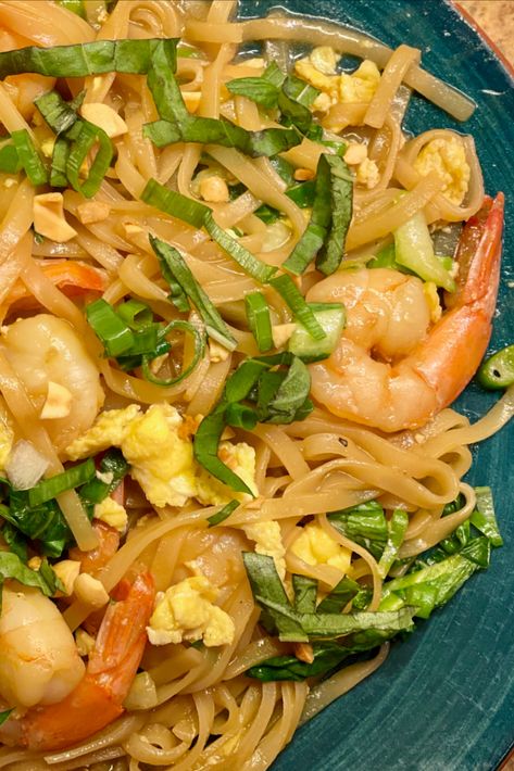 30 Minutes • Gluten-free • Low FODMAP • Serves 4 • Craving a good garlic butter shrimp pad Thai that won’t give you a stomachache? Then you’ll LOVE this recipe! This pad Thai is wonderfully flavorful, fresh, and quick to make. And best of all? It's low FODMAP so your tummy will be happy too. #lowfodmapdiet #fodmap #lowfodmap #ibs #ibsdiet #ibsgamechanger #fodmapfriendly #glutenfree #shrimp Low Fodmap Shrimp Recipes, Fodmap Asian Recipes, Low Fodmap Shrimp Scampi, Low Fodmap Crab Recipes, Low Fodmap Shrimp, Low Fodmap Asian Recipes, Frozen Cooked Shrimp, Shrimp Pad Thai, Fodmap Recipes Dinner