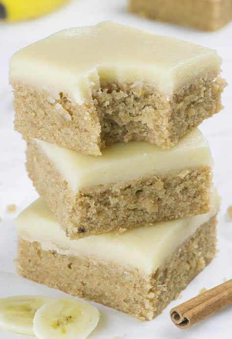 Banana Bread Blondies - OMG Chocolate Desserts Blondies Recipes, Banana Blondies, Blondie Dessert, Dessert Crepes, Roti Pisang, Resep Brownies, Banana Dessert Recipes, Recipes Tasty, Blondies Recipe