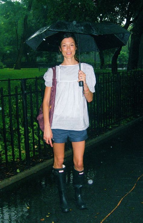 Rain Boots Shorts Outfit, Shorts With Rain Boots Outfits, Rain Boots And Dress, Rain Boots Aesthetic Outfit, Wellie Boots Outfit, Rain Boots And Shorts, Hunter Boots Outfit 2023, Outfits With Wellies, Something In The Rain Outfits