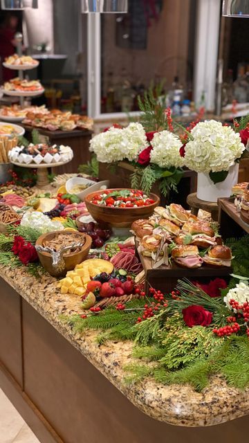 Grazing Table For 15 People, Christmas Party Food Layout, Christmas Buffet Display Ideas, Xmas Party Buffet Ideas, Christmas Grazing Table Decorations, Christmas Island Food Display, Christmas Party Catering Ideas, Christmas Party Catering, Christmas Party Buffet Table Decorations