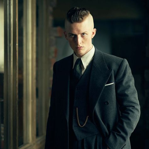 Finn Shelby played by Harry Kirton in series 6 of Peaky Blinders Finn Shelby Aesthetic, Fin Shelby, Finn Peaky Blinders, Shelby Aesthetic, Aidan Gillen Peaky Blinders, Finn Shelby Gif, Peaky Blinders Actors, Harry Kirton, Peaky Blinders Finn Shelby