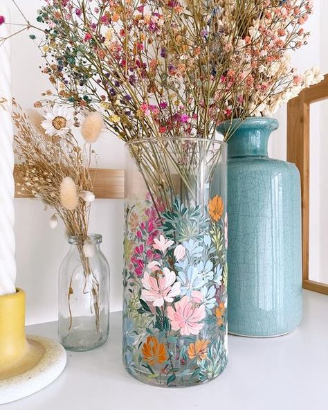 Painted Vases Ideas Simple, Painting Glass Vases Diy, Painted Vases Ideas, Glass Vase Painting Ideas, Painting Vases Diy Ideas, Glass Vase Painting, Cute Bouquet, Jar Painting, Vase Painting