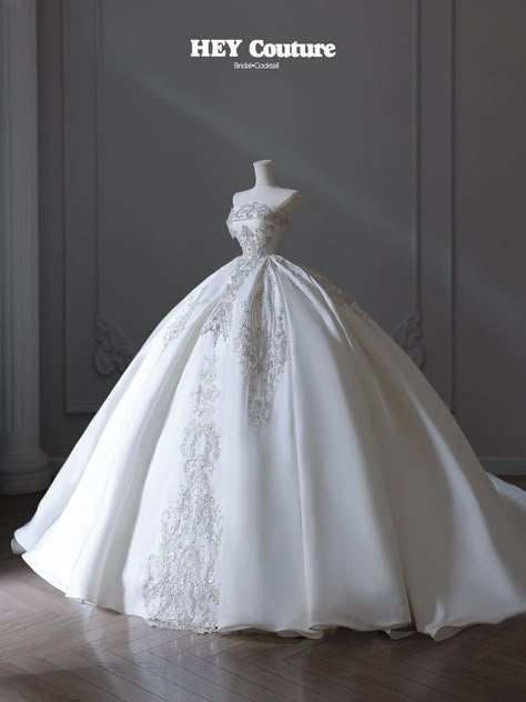 Wedding Dresses Poofy Cinderella, Wedding Dresses Princess Elegant, Queen Wedding Dress Medieval, 1800 Wedding Dress, White Satin Wedding Dress, Queen Wedding Dress, Big Wedding Dresses, Wedding Dresses Cinderella, Pretty Wedding Dresses