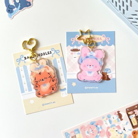 Keychain Packaging Design, Cute Merch Ideas, Griptok Design, Merch Packaging, Display Case Design, Charms Packaging, Cute Packaging Ideas, Keychain Packaging, Aesthetic Packaging