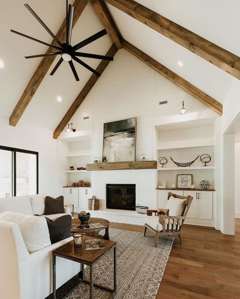 Flat Plan, Vaulted Ceiling Living Room, Modern Farmhouse Living, Farmhouse Fireplace, Modern Farmhouse Design, Modern Farmhouse Living Room, Livingroom Layout, Room Remodeling, Living Room Inspo