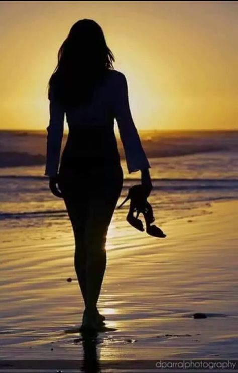 Emil Cioran, Silhouette Of A Woman, Silhouette Photography, Sunset Silhouette, Woman Walking, Photographie Portrait Inspiration, Beach Photography Poses, Photography Poses Women, Beach Poses