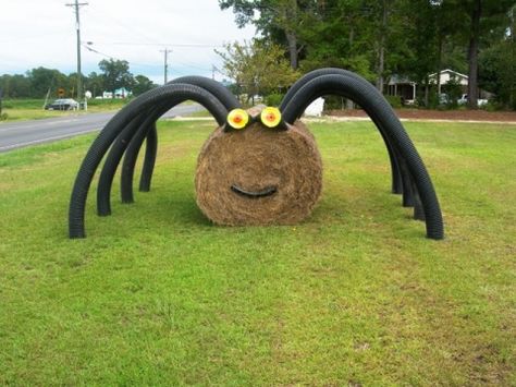 Hay Bale Halloween, Decorated Hay Bales, Hay Bale Fall Decor, Hay Bale Fall, Hay Bale Decorations, Hay Bale Ideas, Hay Bale Art, Thanksgiving Themes, Thanksgiving Tables