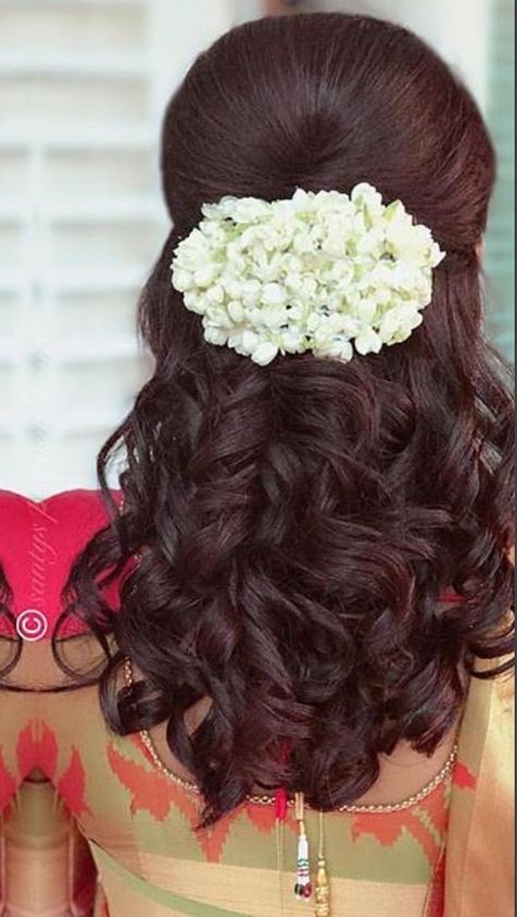 Gajara Hairstyle, Traditional Hairstyle For Saree, Gajra Hairstyle, Reception Hairstyles, Bridal Hair Decorations, Hair Style On Saree, Saree Hairstyles, Bridal Hairdo, Traditional Hairstyle