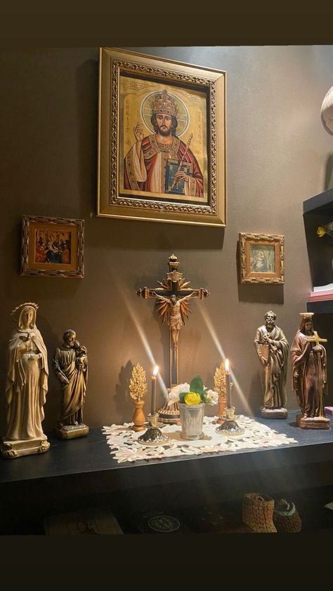 Pray Corner Ideas Christian, Praying Room Christian, Prayer Room Ideas Catholic, Alter Design For Home Catholic, Catholic Prayer Corner, Prayer Wall Ideas, Orthodox Altar, Christian Altar, Prayer Altar