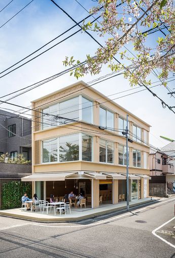 shigeru-ban-vin-sante-and-N-house-restaurant-tokyo-japan-designboom-02 Store Front Apartment Building, Tokyo House Exterior, Narrow Commercial Building, Shops Designs Ideas, Modern Shop House, Shop House Design, Shigeru Ban Architecture, House With Shop, Japan Building