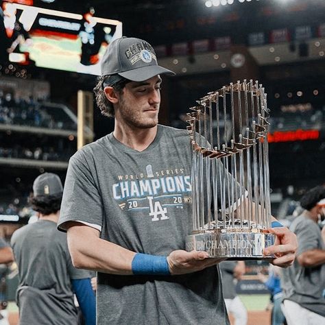 Los Angeles, Angeles, Bellinger Dodgers, Dodgers Win, Cody Bellinger, Baseball Guys, Dodger Blue, Baseball Boys, Dodgers Baseball