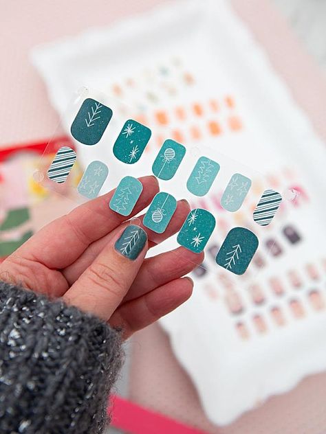 Diy Nail Wraps How To Make, Diy Nail Wraps Cricut, Diy Nail Stickers How To Make, Cricut Nail Stickers, Printable Nail Stickers, How To Use Nail Stickers, Nail Stickers Printable, Nail Stickers Designs Ideas, Turquoise Nail Polish