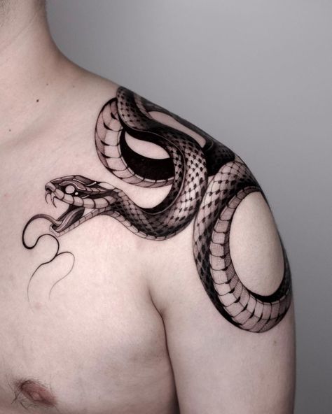 - Shoulder Snake🖤 | Instagram Black Snake Tattoo, Tortoise Tattoo, Zodiak Gemini, Zodiak Leo, Shoulder Tats, Cobra Tattoo, Serpent Tattoo, Simple Tattoos For Guys, Mens Shoulder Tattoo