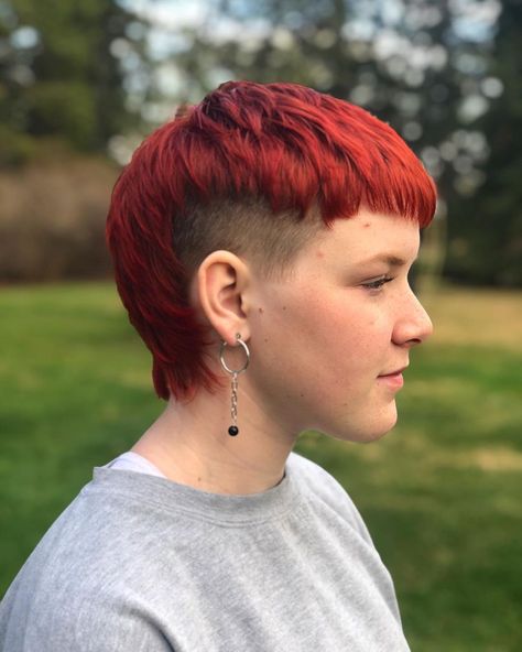 Looking for a new mullet haircut that can be rocked by loads of different women? No matter your age, hair color, or length - a mullet can suit you. Mu... Female Mullet, Lighter Brown Hair, Short Red Hair, Bleach Blonde Hair, Lighter Hair, Mullet Haircut, Haircut Styles, Punk Hair, Mullet Hairstyle