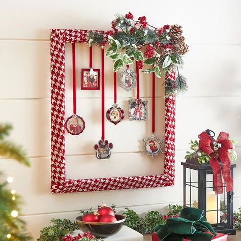 Ribbon Wrapped Frame with Ornaments Natal, Xmas Frames, Frame Ornaments, Cute Frame, Photo Frame Ornaments, Christmas Prep, Ribbon Ornaments, Christmas Craft Ideas, Ribbon Decorations