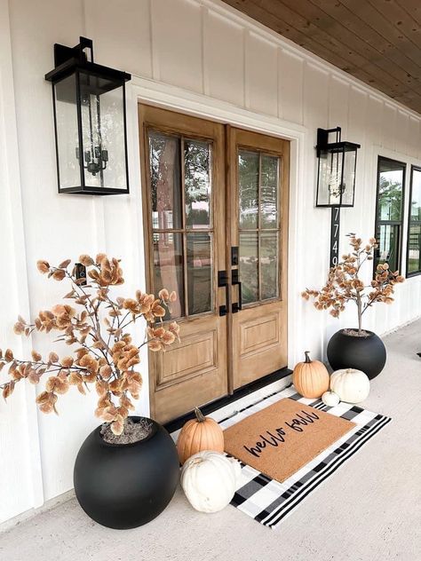 Modern Farmhouse Front Porch Decor Ideas, Minimalist Fall Porch Decor, Porch Fall Decor, Fall Front Porch Decor, Fall Thanksgiving Decor, Minimalist House Design, Fall Outdoor Decor, Front Porch Decorating, Home Entrance Decor