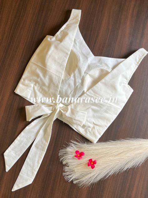 Sleeveless Blouse Designs With Bow, Not Blouse Design, White Blouse For Lehenga, Sleeveless Blouse With Bow Back, Sleeveless White Blouse Designs, Cotton Blouse Design Sleeveless, White Cotton Saree Blouse Designs, Slvless Blouse Pattern, Bow Blouses For Sarees