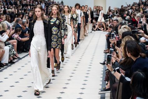 London Fashion Week is upon us! Check out the schedule! - LFW - SS18 Fashion Show Videos, Mens Fashion Country, Festival Mode, Week Schedule, Casual Attire For Women, Fashion Calendar, London Fashion Weeks, Fashion Week 2016, London Today