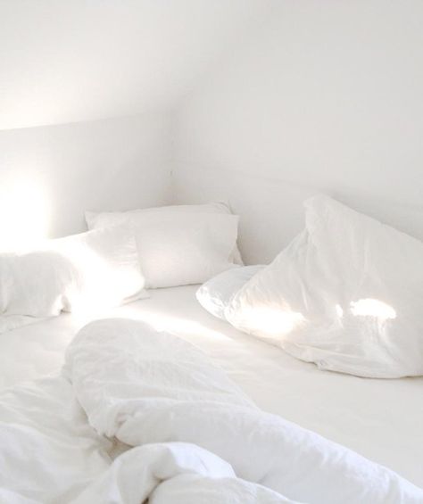 Unmade Bed, Messy Bed, Berlin Design, Dekorasi Kamar Tidur, White Sheets, White Bedroom, Shades Of White, White Bedding, White Aesthetic