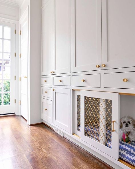 Built in dog kennel Custom Dog Houses, Mudroom Design, Dog Rooms, Laundry Mud Room, Laundry Room Design, Dog Houses, Dog Crate, Built Ins, Decor Interior Design