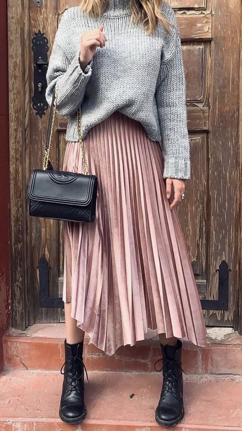 Pink Pleated Skirt Outfit, Look Rich And Classy, Midi Skirt Outfit Winter, Moda Pin Up, Pleated Skirt Outfits, Rich And Classy, Pink Skirt Outfits, Look Rich, Pleated Skirt Outfit