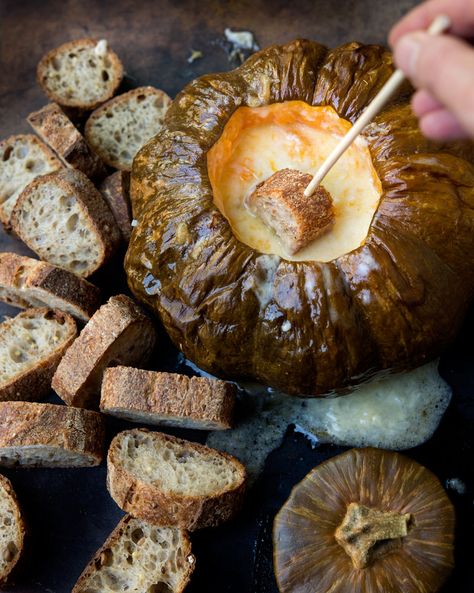 Fondue in a pumpkin Pumpkin Fondue, Pumpkin Ravioli, Pumpkin Mac And Cheese, Do It For Me, Cinderella Pumpkin, Halloween Party Dinner, My Weakness, Cheese Pumpkin, Dinner Party Recipes