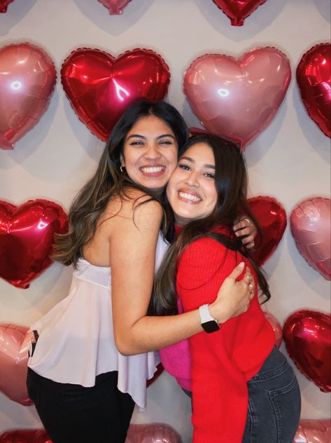 Galentines Picture Backdrops, Heart Balloon Wall Photoshoot, Galentines Photo Wall Ideas, Galentines Balloon Wall, Galentines Party Decor Backdrop, Valentines Day Photobooth Ideas, Balloon Heart Wall, Valentines Photo Wall, Valentine’s Day Photo Booth