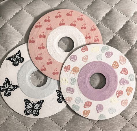 Painted Cds Aesthetic Wall, Cds On Wall Ideas Aesthetic, Painted Cds Easy, Dvds Pintados, Cd Painting Aesthetic Easy, Cd Art Easy, Disc Painting, Painting Cds, Cd Painting Aesthetic