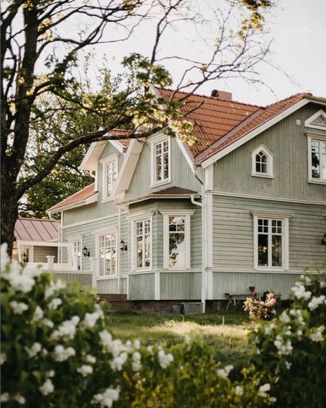 Rundown House, Sage Green Home, Home Ideas Kitchen, Swedish Houses, Swedish Farmhouse, My Scandinavian Home, Home Drawing, Drawing Home, Swedish Cottage