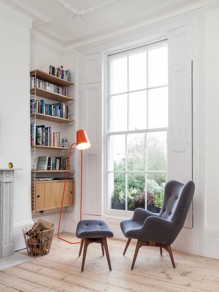 mid century armchair and bookcase in georgian house Georgian Townhouse, 아파트 인테리어, Chaise Lounges, Hus Inspiration, A Living Room, Design Case, Reading Nook, Home Fashion, 인테리어 디자인