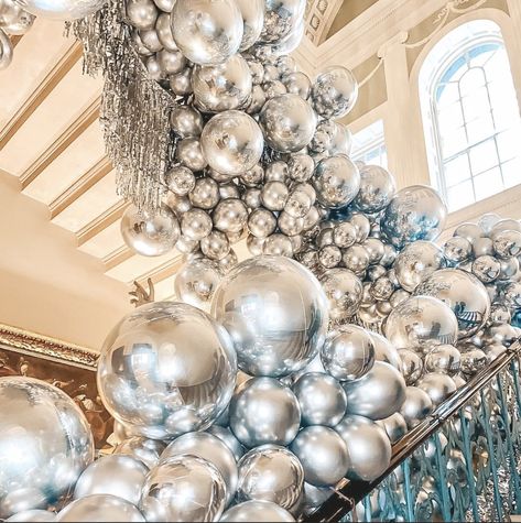 Isn't this giant staircase wall full of metallic silver balloons insanely gorgeous! I know its a bit much for a grand entrance but wowowo! Balloons For Wedding, Silver Balloons, Deco Ballon, Games Birthday, Garland Wedding Decor, Bubblegum Balloons, Tree Inspiration, Birthday Decorations Kids, Staircase Wall