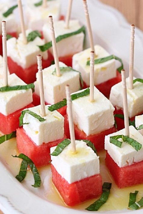 Watermelon and Feta Bites Sommer Mad, Decorações Com Comidas, Mint Salad, Watermelon And Feta, Cold Appetizers, Summer Appetizer, Boat Food, Appetizer Bites, Cheese Appetizers