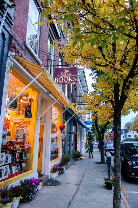 Stowe Vermont Travel Guide, Vermont Travel Guide, Woodstock Vt Fall, Stow Vermont, Burlington Vermont Aesthetic, Woodstock Vermont Fall, Vermont Outfits, Stowe Vermont Fall, Vermont In Fall