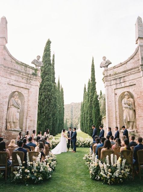 Rachel and Peter's elegant Tuscany wedding was a grand affair.  Photo: @katiegrantphoto Flower Aisle, Villa Cetinale, Tuscany Wedding Venue, Elegant Villa, Italian Wedding Venues, Wedding Arbors, Ceremony Design, Tuscan Wedding, Lake Como Wedding