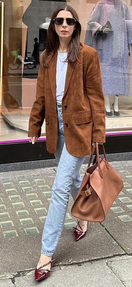 Anthro Outfits, Tan Suede Jacket Outfit, Suede Blazer Outfit, Boucle Jacket Outfit, Khaki Jacket Outfit, Brown Suede Jacket Outfit, Elsa Fashion, Sweater Street Style, Suede Jacket Outfit