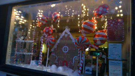 Gingerbread house and Gingerbread people window display with giant sweets! KM Hair Design Romiley Christmas 2017 Christmas Home Window Display, Xmas Window Display Ideas Home, Gingerbread House Window Display, Gingerbread Window Display, Christmas Window Display Home Diy, Gingerbread Theme Christmas, Christmas Activation, Christmas Window Display Home, Christmas Window Display Retail