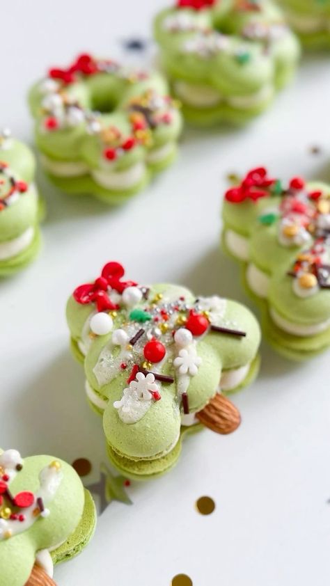 Macaron Decoration, Christmas Cookie Cake, Christmas Macarons, Christmas Tea Party, Christmas Treats Boxes, Macaron Flavors, Macaron Cookies, Macaroon Recipes, Cute Baking