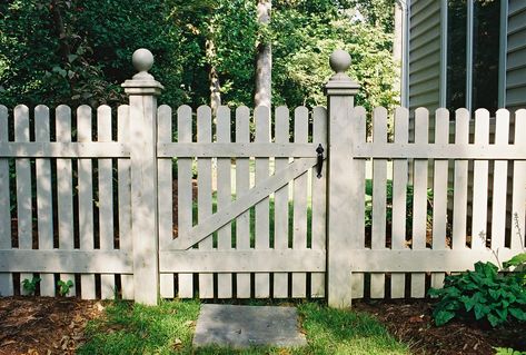 Picket Fence Gate, Cerca Natural, Wood Picket Fence, Garden Gates And Fencing, Wood Fence Design, Front Yard Fence, White Picket Fence, Fence Landscaping, Backyard Fences